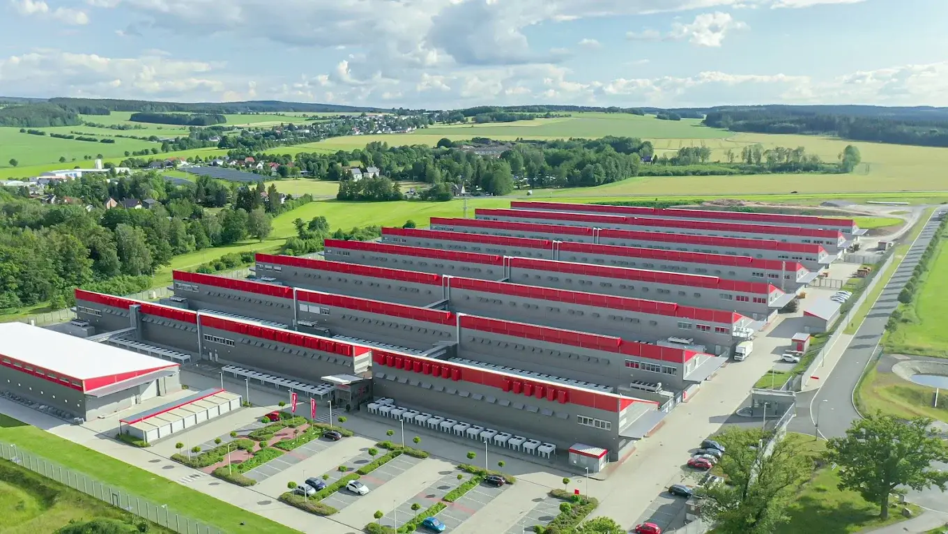 Centrum danych z lotu ptaka: hale serwerowe otoczone zielenią
