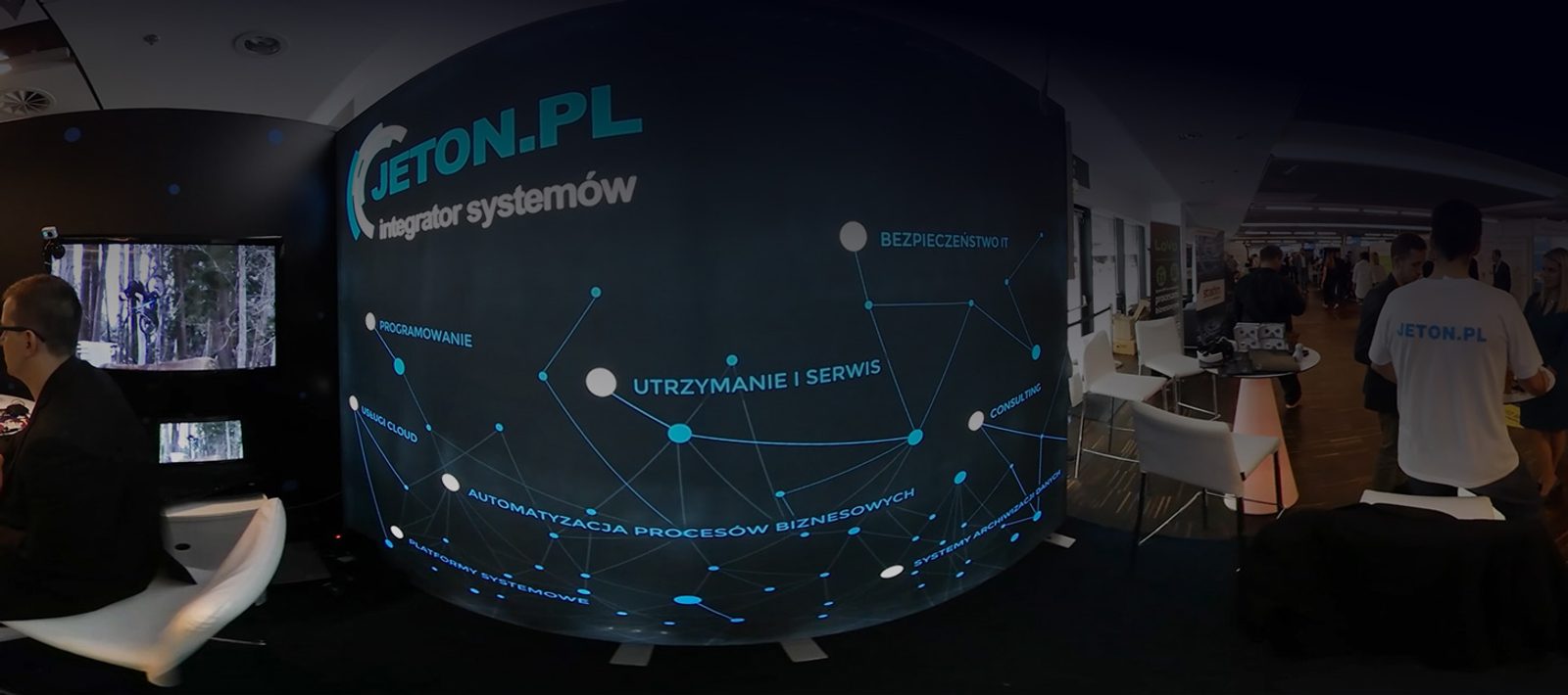 Stoisko Jeton na targach IT Future na PGE Narodowym w Warszawie, zespół w koszulkach JETON.PL